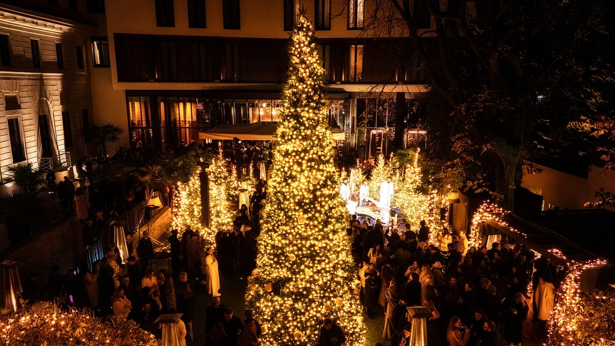 "Together We Celebrate", Bulgari celebra il Natale a Milano - Il mega albero di Natale nel giardino del Bulgari Hotel © Ufficio stampa