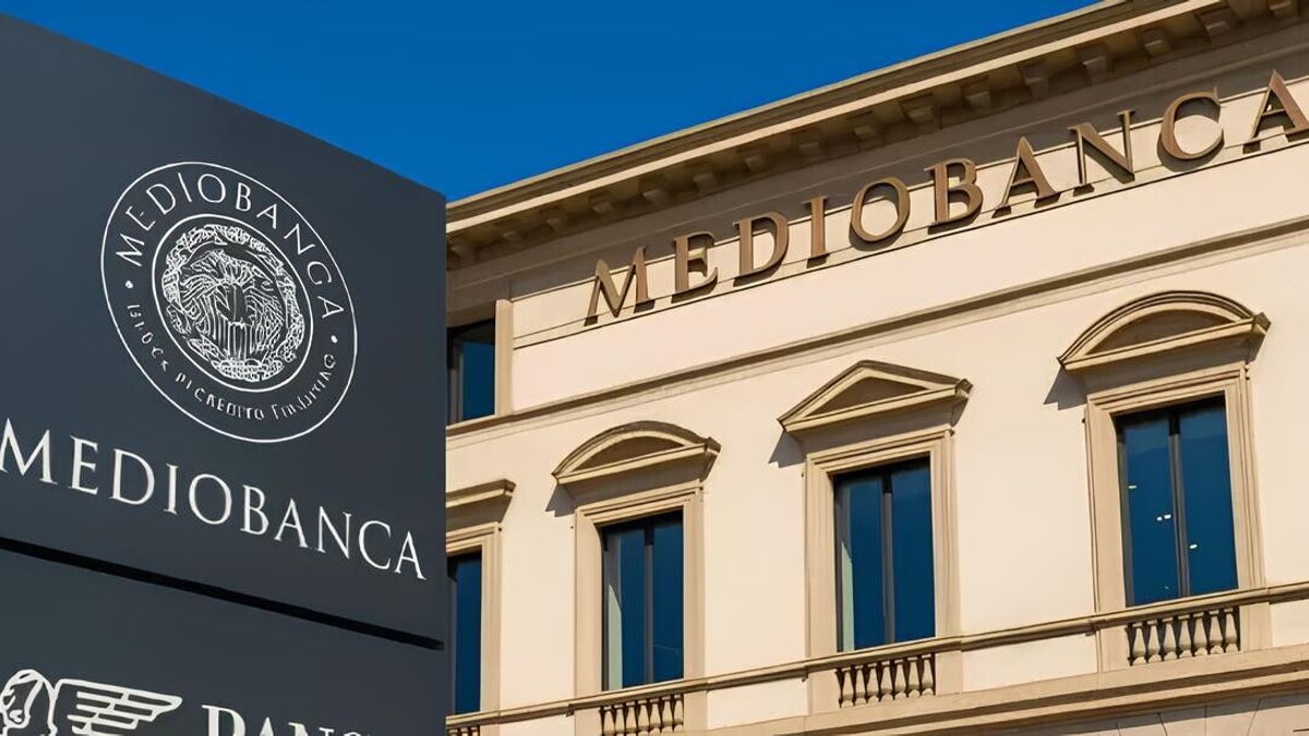 Mediobanca con cartello © Ansa