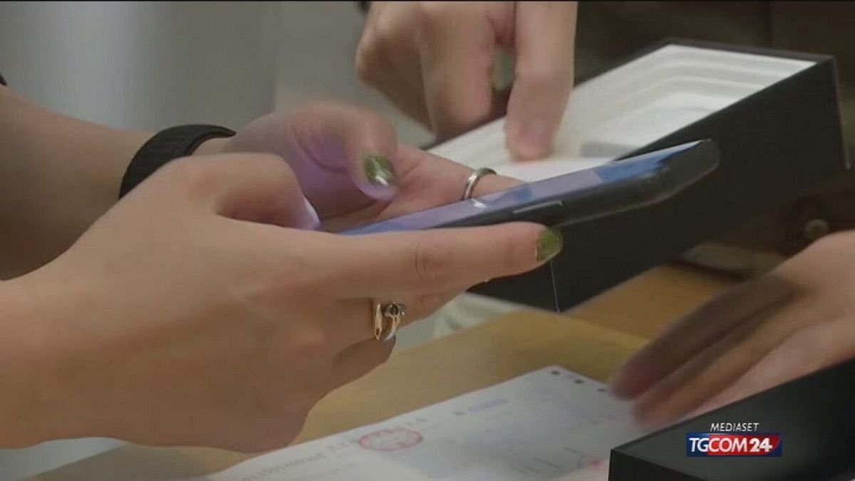 Cina, nuove regole per chi compra un cellulare: riconoscimento facciale obbligatorio © Da video