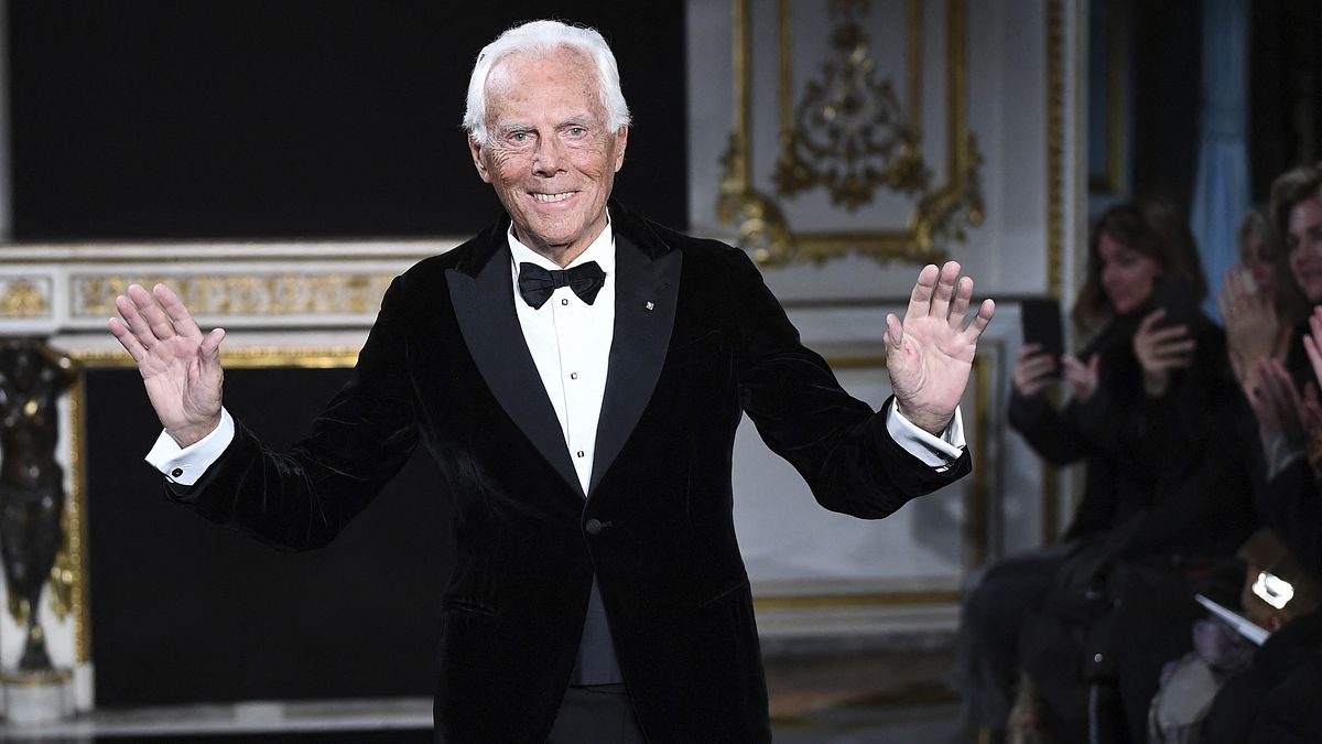 Giorgio Armani in uno scatto d’archivio: il finale di sfilata a Parigi della collezione Privé primavera estate 2019 © Afp