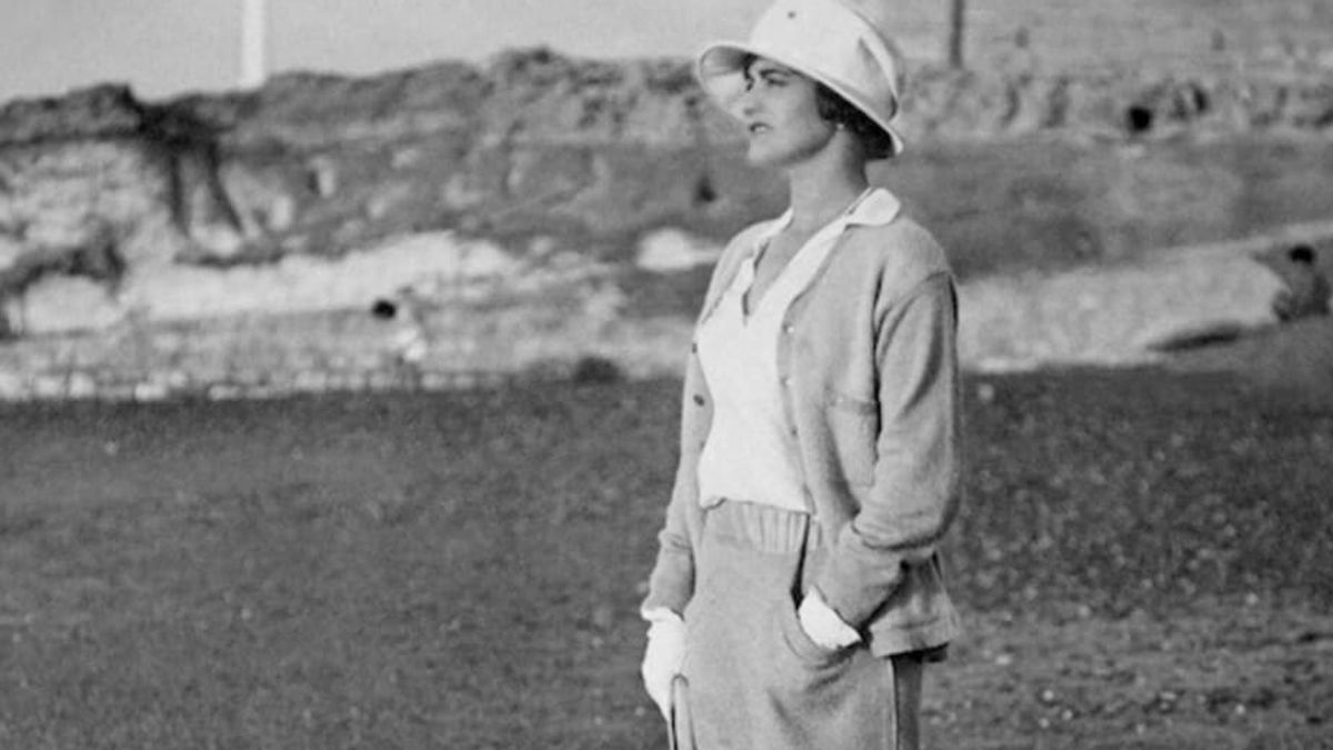 Dall’archivio privato della maison: Gabrielle Chanel a Biarritz, circa 1920 (copyright: Chanel) © Ufficio stampa