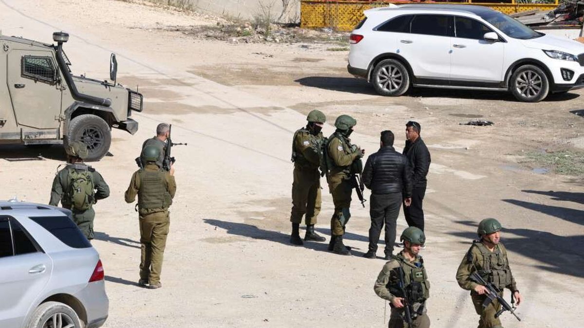 Soldati israeliani ispezionano la scena dell'attacco di coloni israeliani nel villaggio di Huwara © Ansa