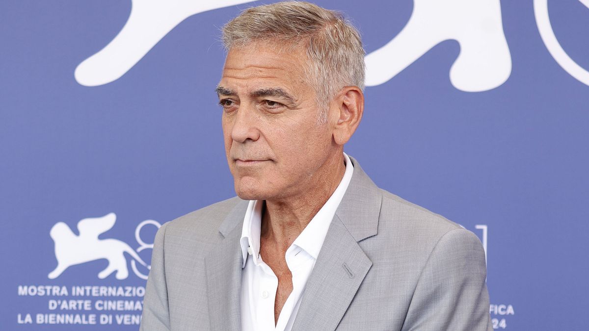 Venezia 81, i look al maschile: George Clooney alla presentazione di "Wolfs" © IPA