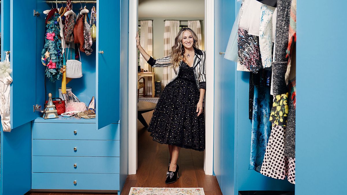 L'iconica cabina armadio di Carrie Bradshaw (Sarah Jessica Parker) nella serie "cult" "Sex and the City" © IPA