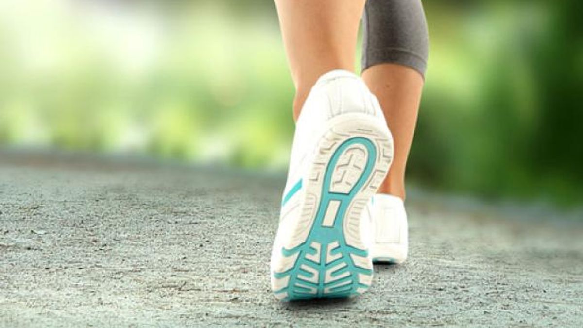 Camminare all'aria aperta aiuta la produzione di vitamina D e combatte la depressione, oltre a essere un modo economico e facile per rimanere in forma © dal-web