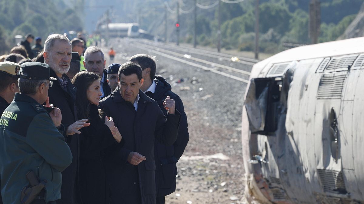 Re Felipe e la regina Letizia sul luogo del disastro ferroviario © Ansa