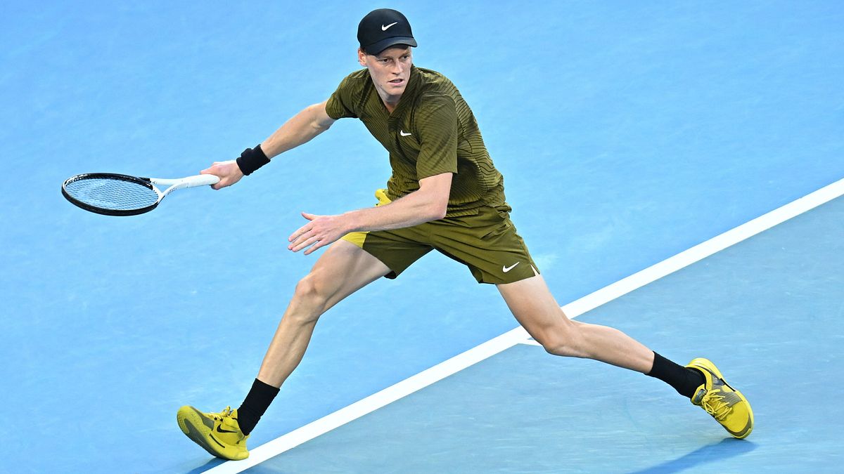 Jannik Sinner durante la sua partita del primo turno agli Australian Open 2026 al Melbourne Park di Melbourne © IPA