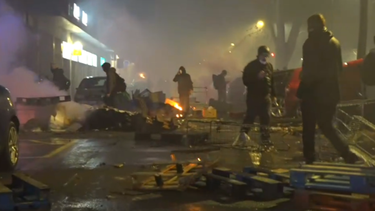 I resti della manifestazione sull'asfalto di corso Regina Margherita © Da video