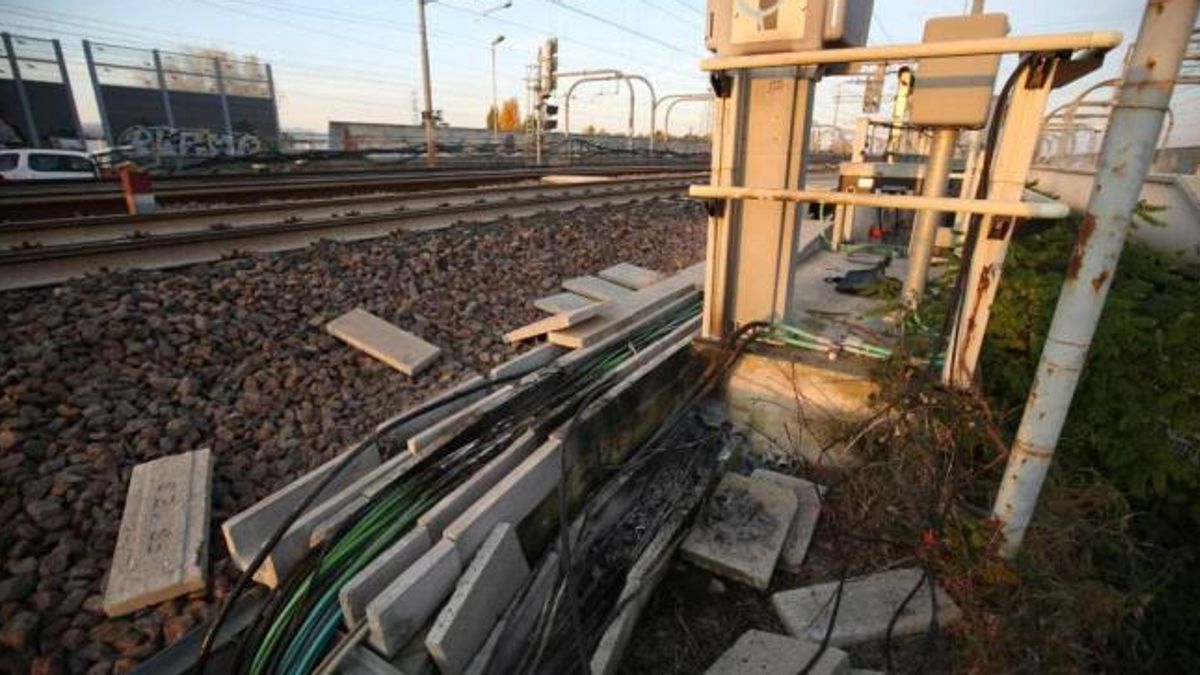 Il sabotaggio della linea ferroviaria © ansa