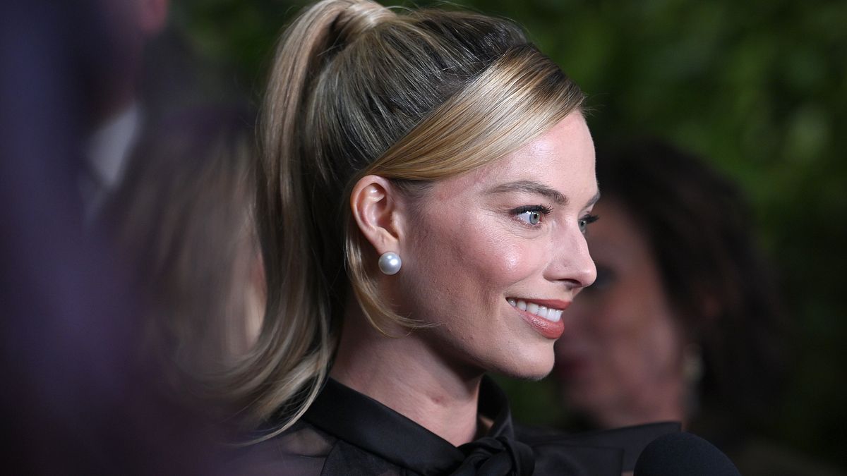 LOOK 3, "HALF UP, HALF DOWN" - La "pony tail", la coda alta: Margot Robbie © IPA
