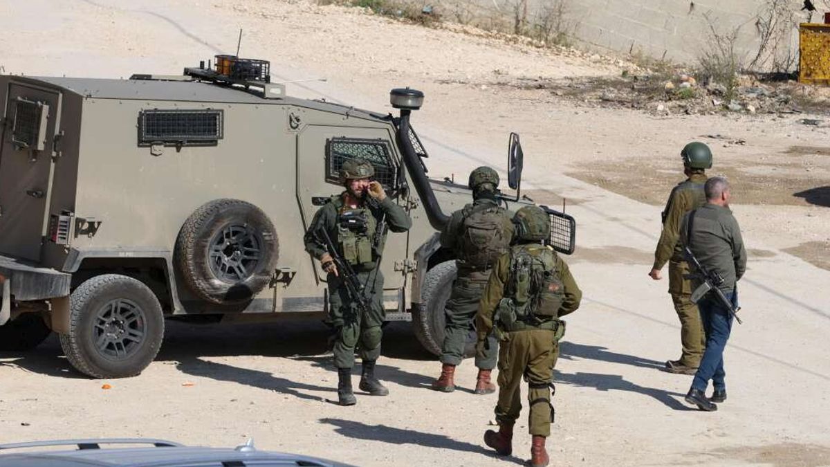 Soldati israeliani ispezionano la scena dell'attacco di coloni israeliani nel villaggio di Huwara © Ansa