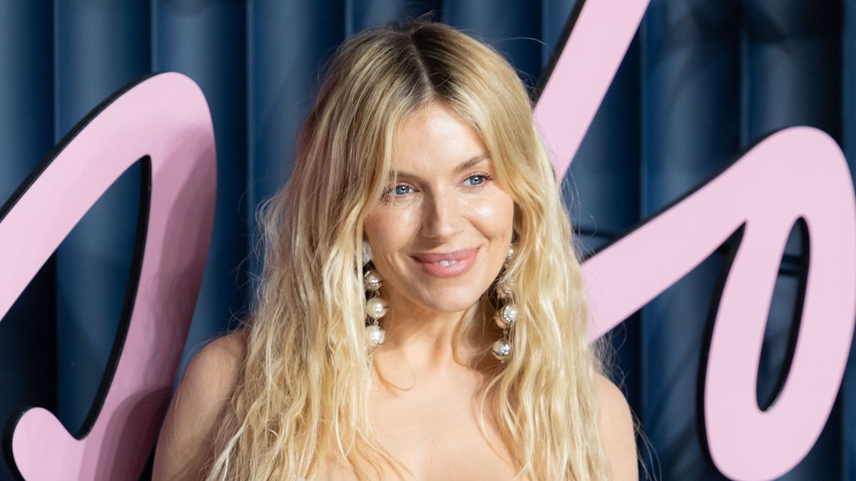 Sienna Miller ai Fashion Awards 2025  © IPA