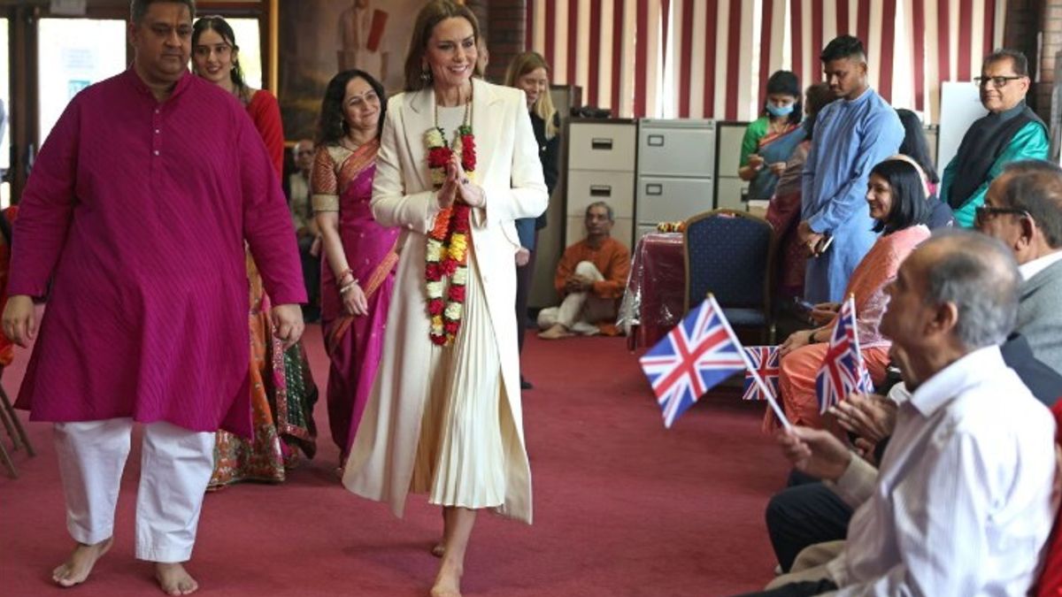 Kate Middleton a piedi nudi celebra la cultura della comunità indiana britannica di Leicester © IPA