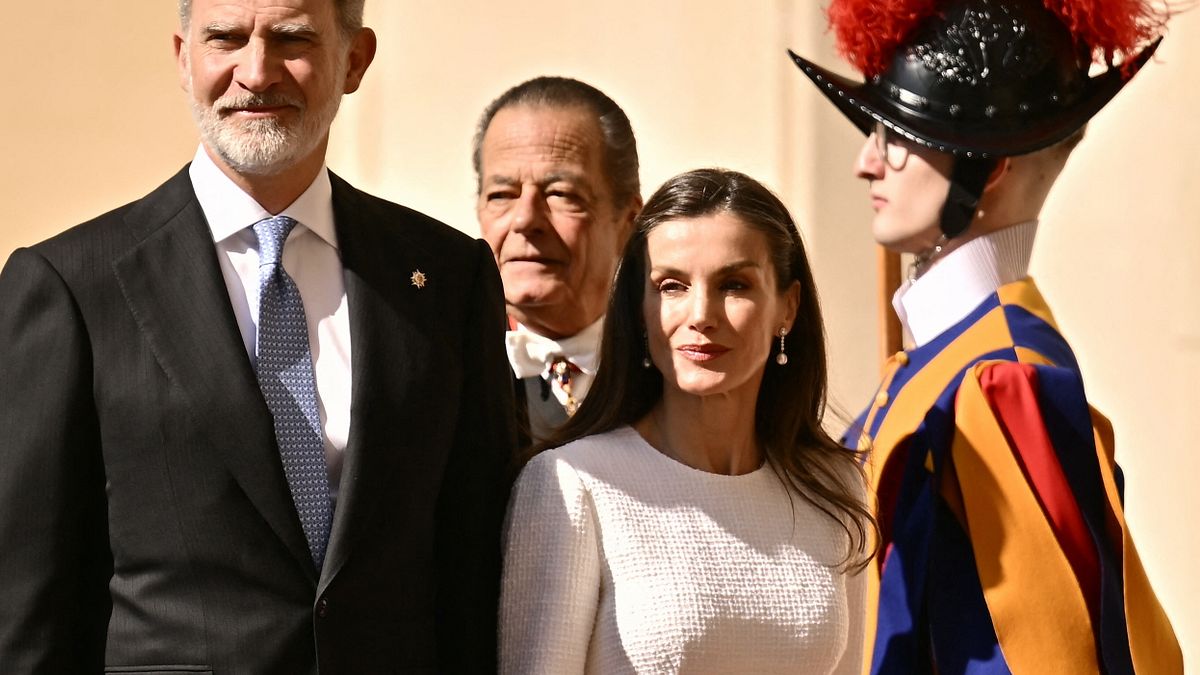 Re Felipe VI di Spagna e la regina Letizia all'arrivo in Vaticano per incontrare Papa Leone XIV  © Afp