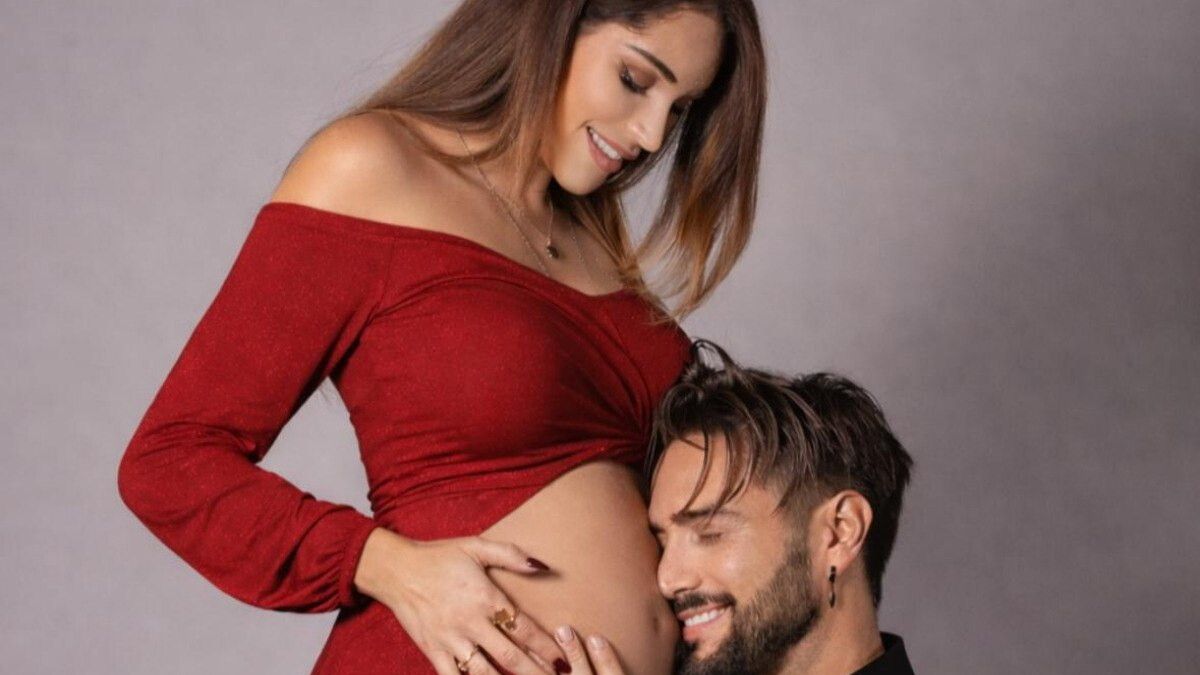 Delia Duran e Alex Belli mostrano il pancione sui social © Instagram