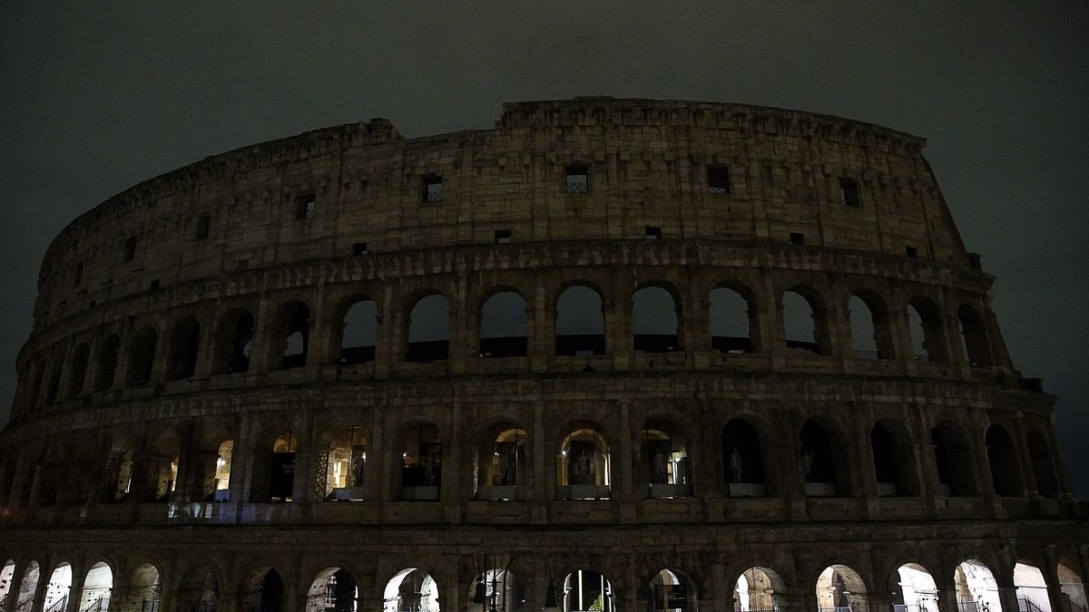 Il Colosseo al buio per l'Earth Hour 2025 © Ansa