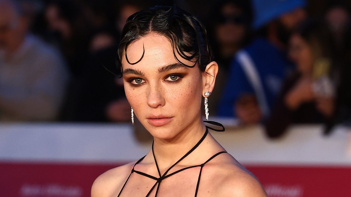 Capelli, il wet look da copiare a Matilda De Angelis © IPA