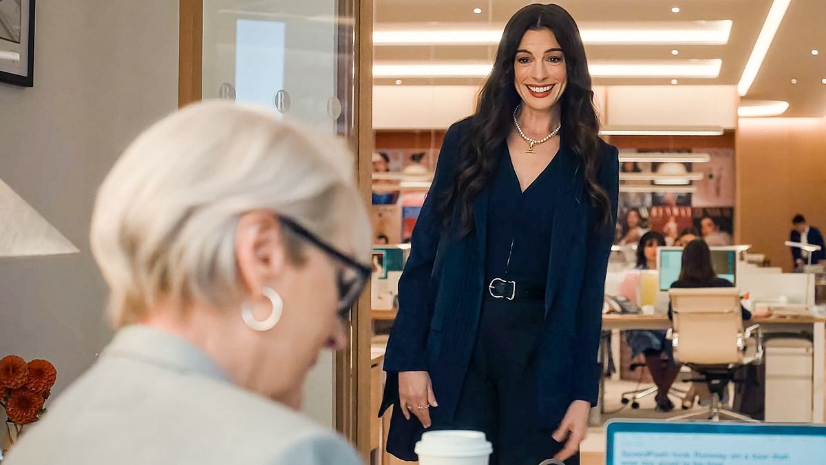 Anne Hathaway e Meryl Streep (di spalle) in una scena del film "Il Diavolo veste Prada 2", in uscita al cinema © IPA