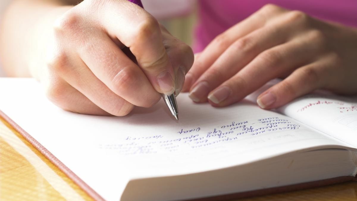 Crea un album speciale dove incollare fotografie, scontrini, cartoline e scrivergli dolci pensieri romantici. Sarà un regalo graditissimo © istockphoto