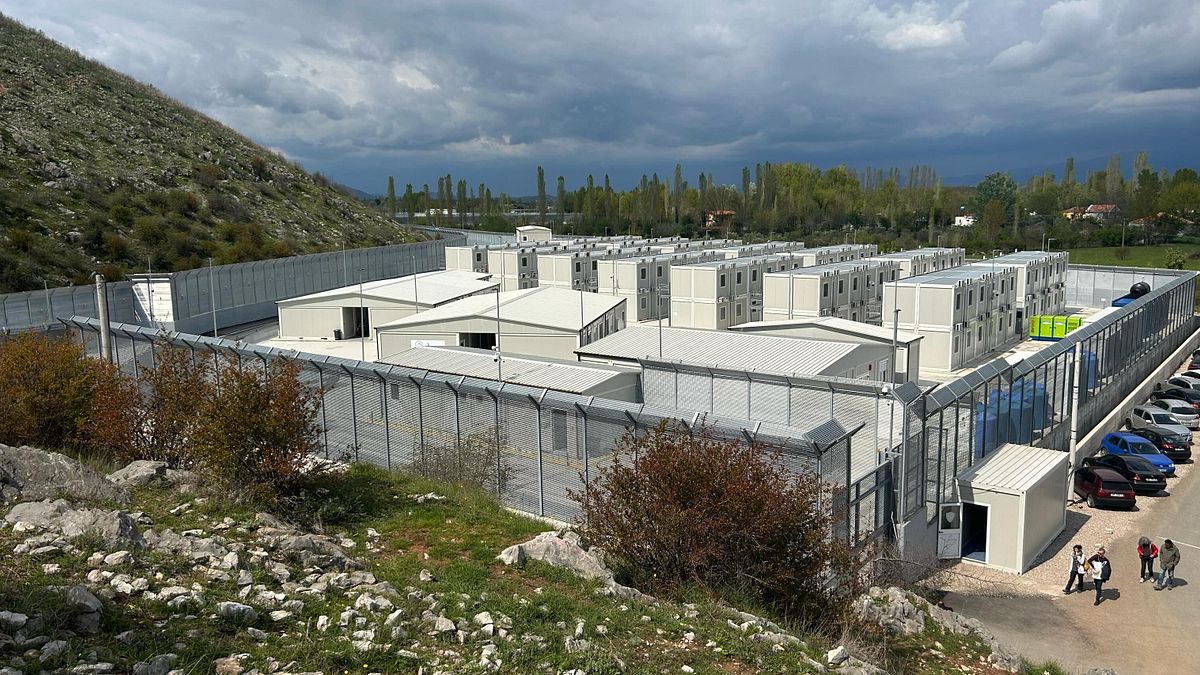 Il centro di detenzione per migranti gestito dall’Italia a Gjader, in Albania © Ansa