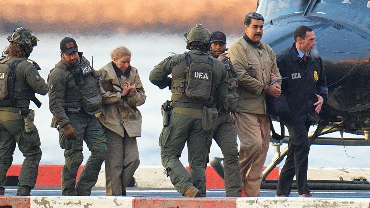 Nicolas Maduro si dirige in tribunale scortato dagli agenti delle Forze antidroga (DEA) in vista della prima udienza del processo a Manhattan, 5 gennaio 2026 © Getty