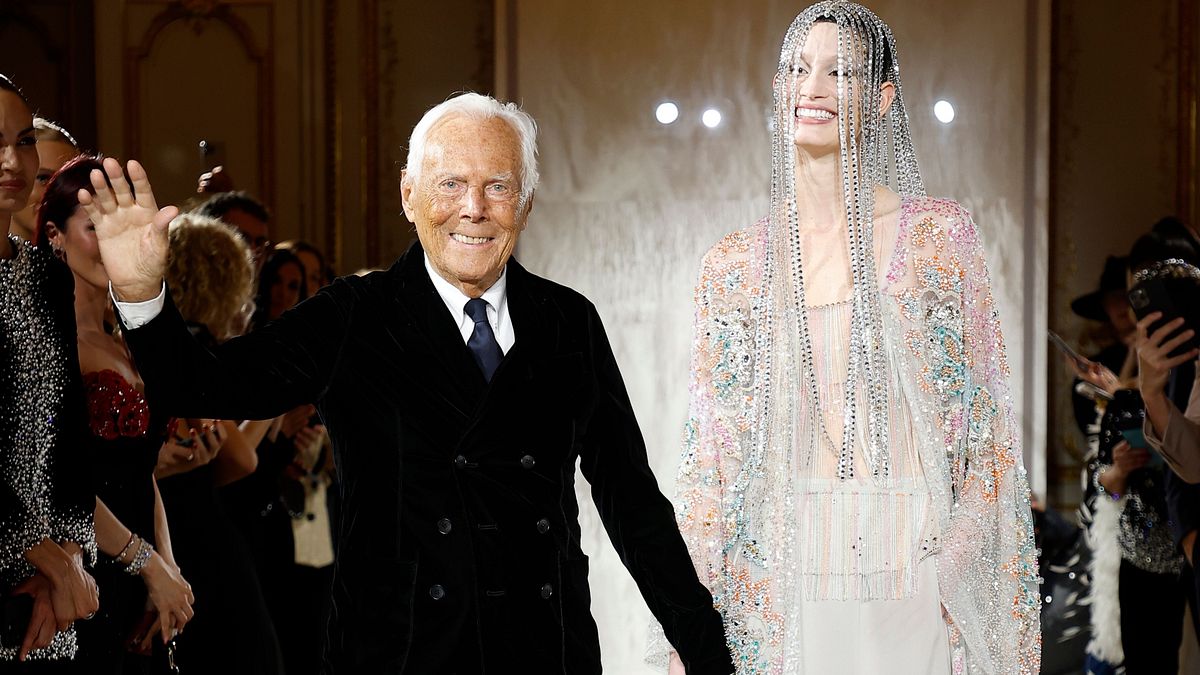 Giorgio Armani con una modella nel finale di sfilata della collezione Haute Couture Privé primavera estate 2025 a Parigi © IPA