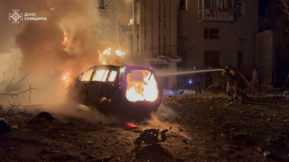 Le conseguenze di un raid russo nella regione ucraina di Sumy, 8 dicembre 2025 © Afp