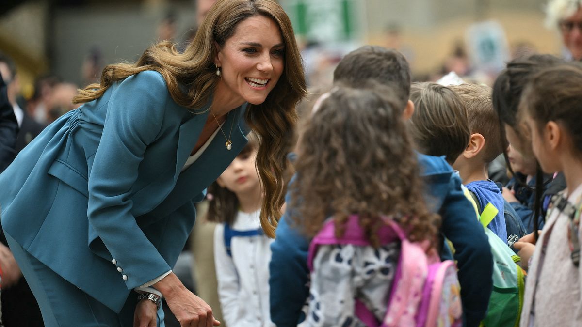 Blazer e pantalone, il look della principessa del Galles Catherine, Kate Middleton, al suo arrivo a Reggio Emilia © Afp
