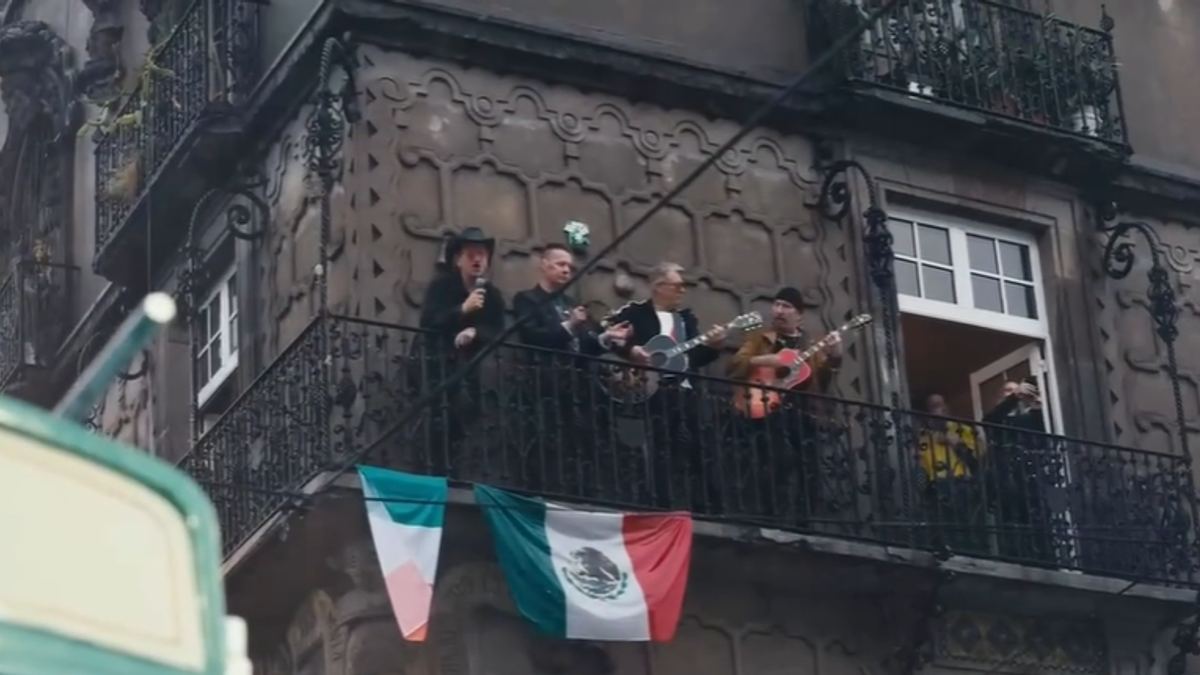 La band U2 improvvisa un concerto da un balcone a Città del Messico © Instagram