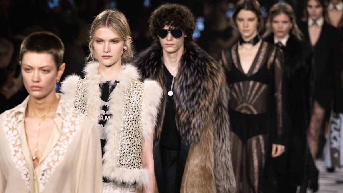 Le modelle nel finale della sfilata Fendi autunno inverno 2026-2027, che ha segnato il debutto di Maria Grazia Chiuri al timone della maison, durante l'ultima  Fashion Week di Milano © Afp
