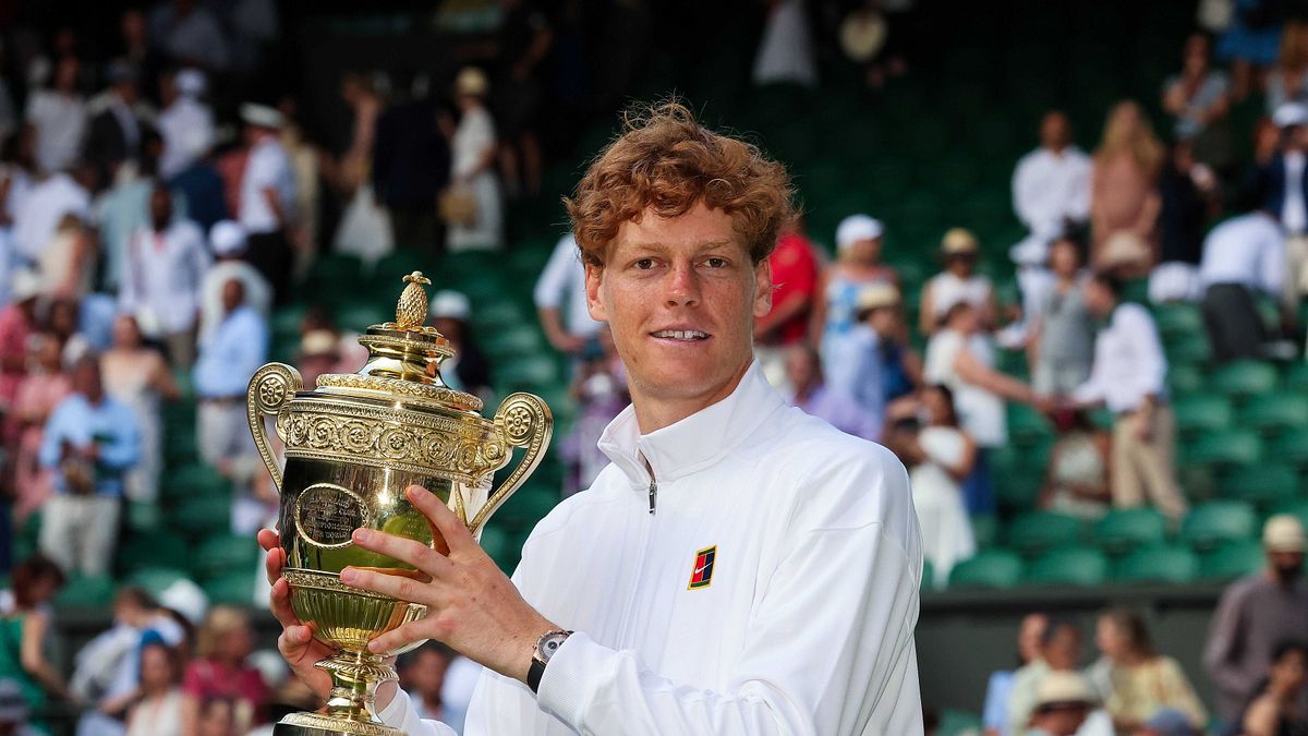 Jannik Sinner e il trofeo di Wimbledon 2025 © italyphotopress