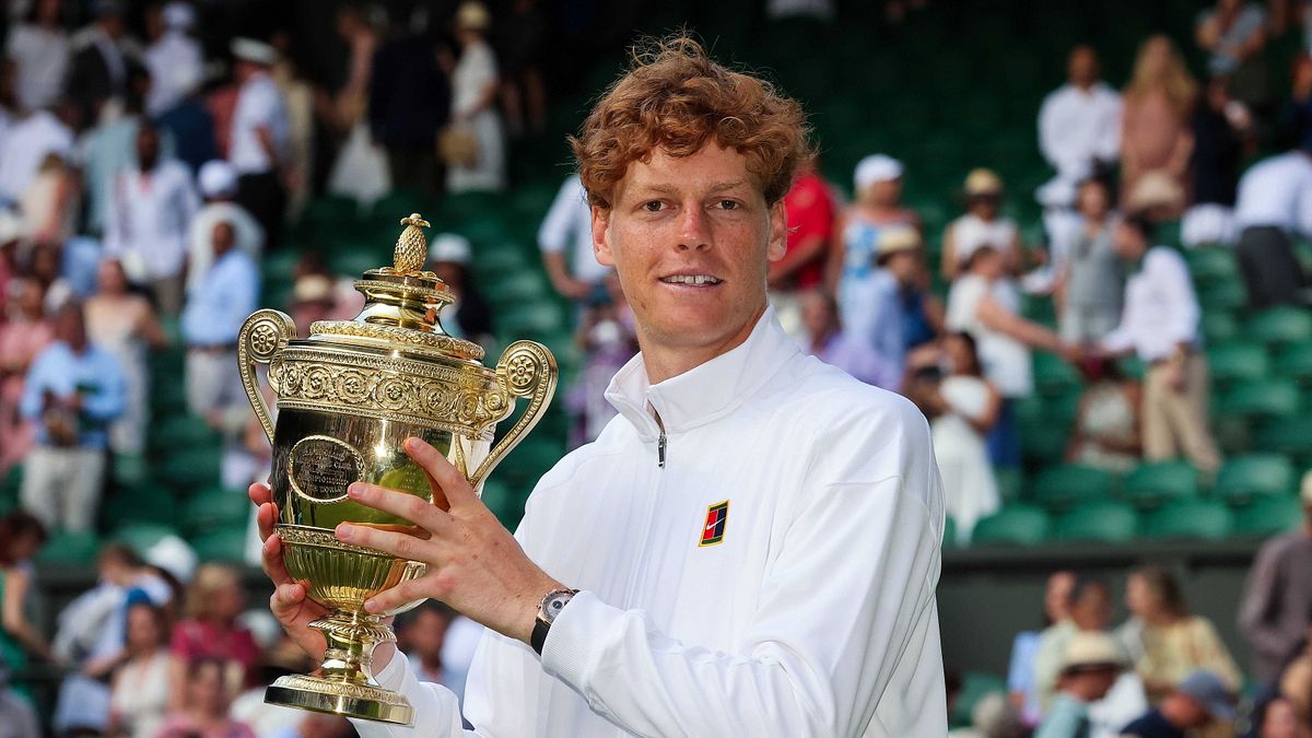 Jannik Sinner e il trofeo di Wimbledon 2025 © italyphotopress