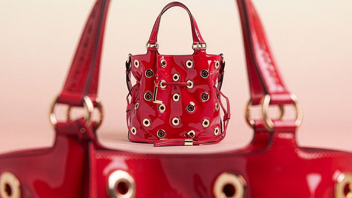 Per il suo 150esimo anniversario, Lancel presenta una mostra immersiva dedicata alla storia della maison e una capsule celebrativa incentrata sulla sua borsa iconica: la Premier Flirt © Ufficio stampa