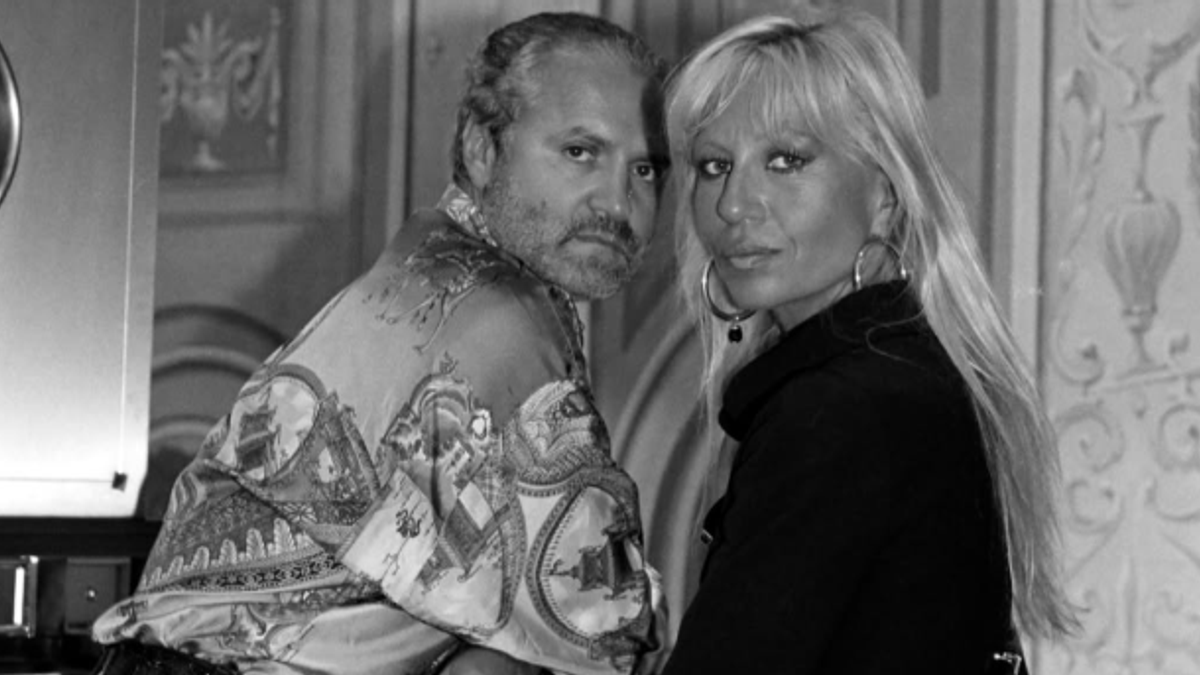 Donatella e Gianni Versace insieme, nello scatto condiviso su Instagram dalla stessa Donatella per ricordare lo stilista scomparso il 15 luglio 1997 a Miami (da @donatella_versace) © Instagram