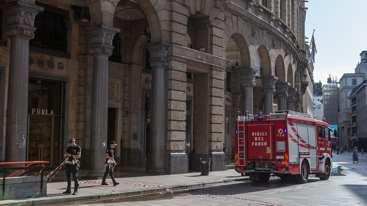 I vigili del fuoco di Milano intervenuti per domare le fiamme scoppiate sul tetto di uno stabile nei pressi della Rinascente, accanto a piazza Duomo © Ansa