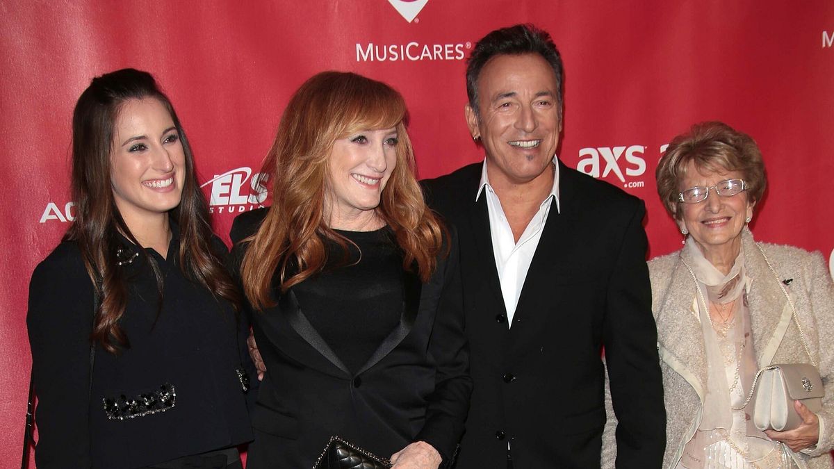 Bruce Springsteen con (da sinistra) la figlia Jessica Rae, la moglie Patti Scialfa e la madre Adele Zerilli © Italy Photo Press