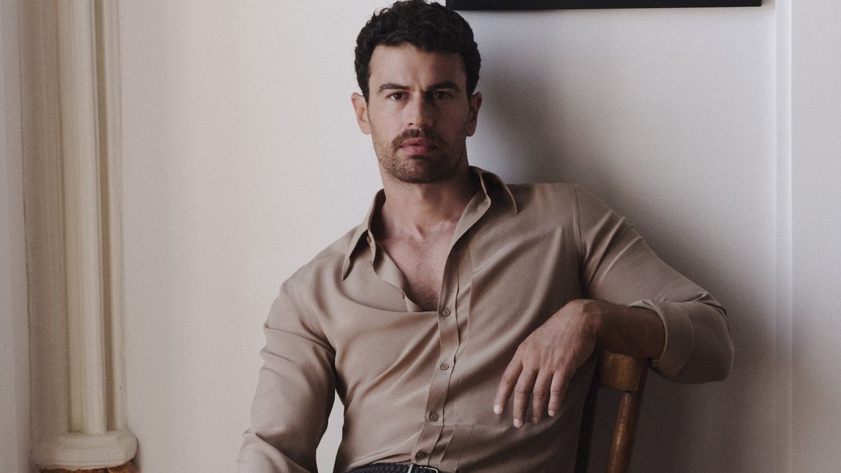 Theo James (courtesy of Dolce&Gabbana - ph. Alvaro Cortes) © Ufficio stampa