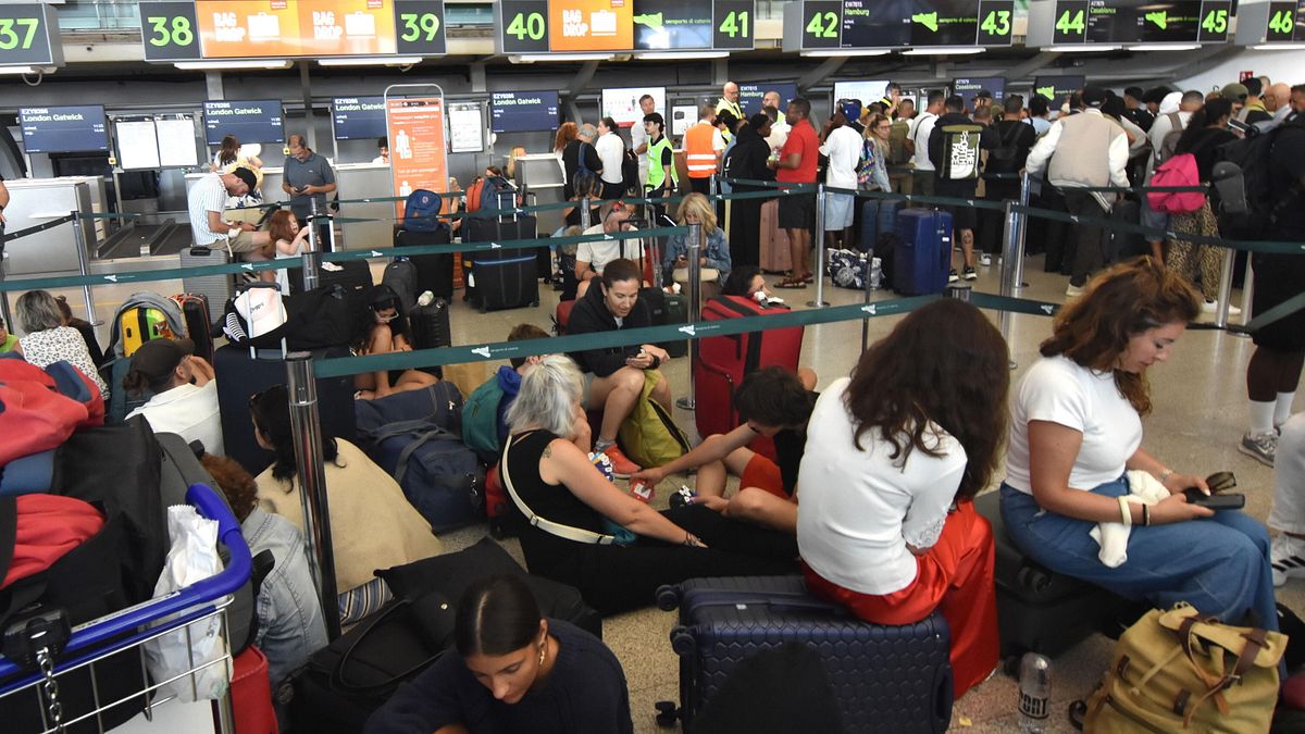 Passeggeri in attesa all'aeroporto di Catania © Ansa