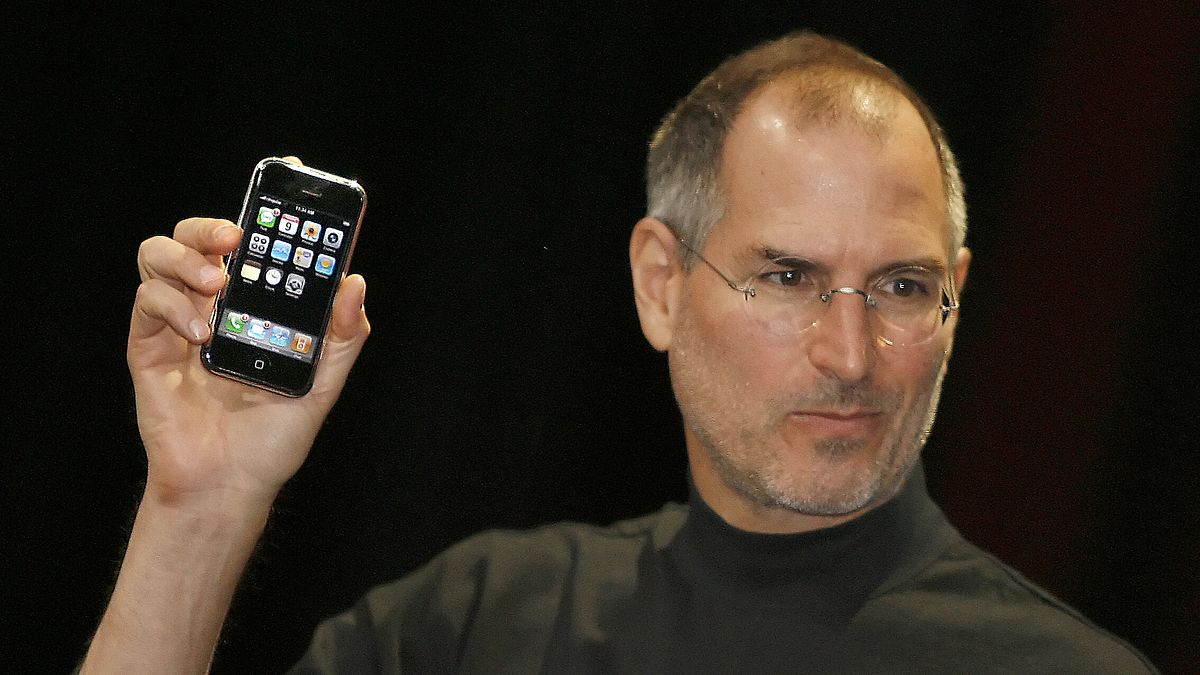 Il 9 gennaio 2007 Steve Jobs presenta il primo iPhone della storia, noto come iPhone 2G o iPhone EDGE © Afp