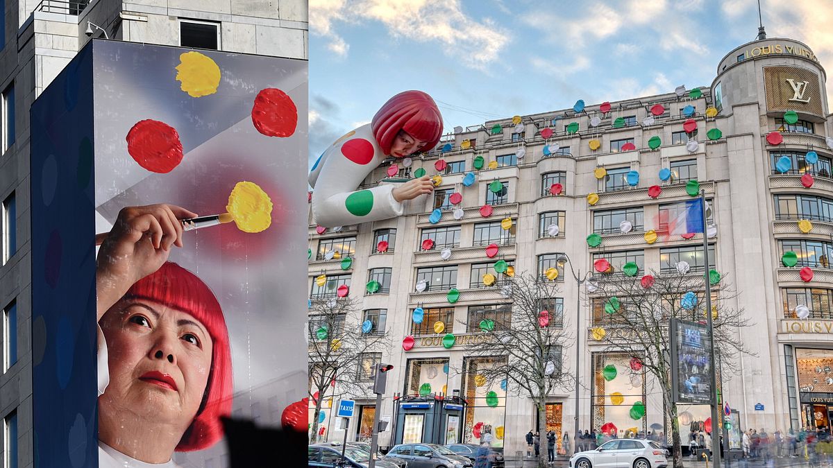 Le installazioni dedicate alla collaborazione tra Yayoi Kusama e Louis Vuitton negli store della maison di New York e Parigi nel 2023 © IPA
