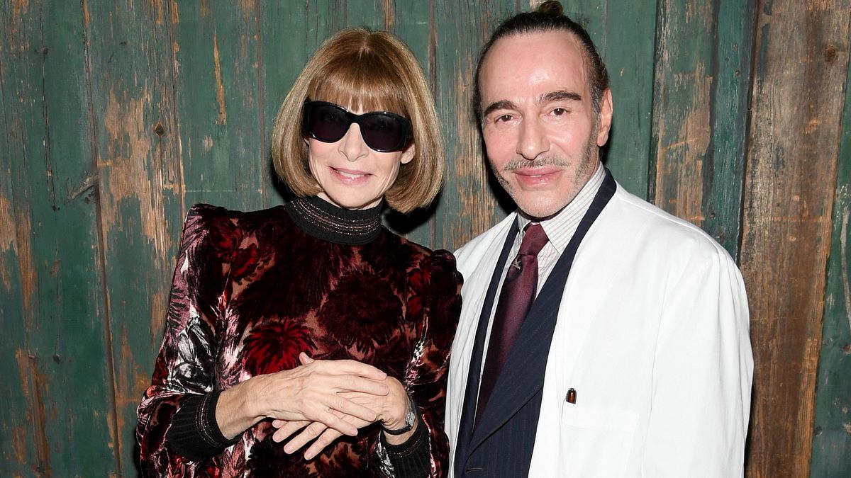 John Galliano e Anna Wintour nel 2017 © Afp