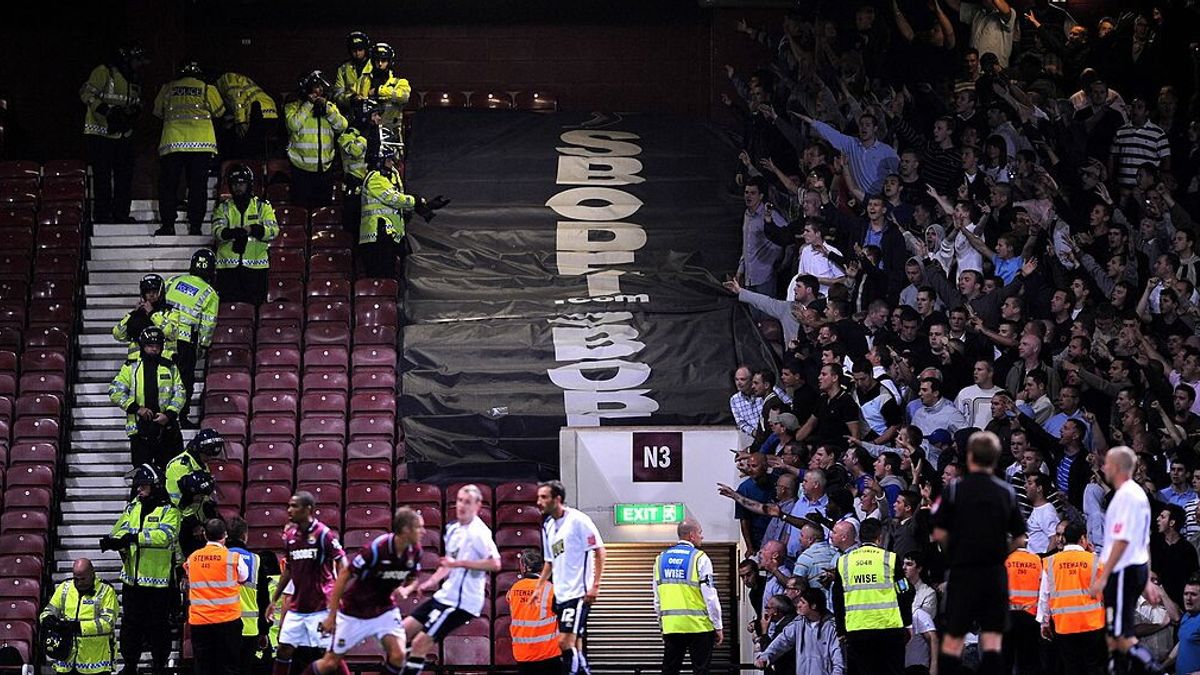 I tifosi delle due squadre separati da un cordone di polizia e da un settore dello stadio, tenuto appositamente vuoto © Getty