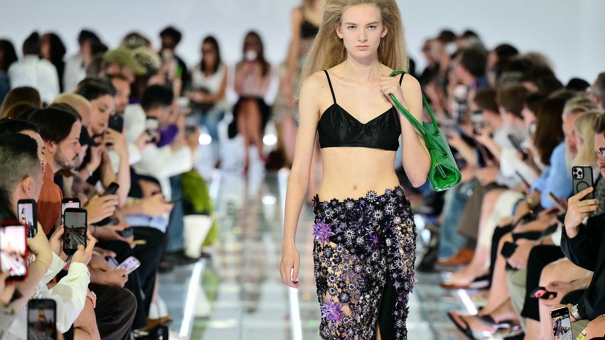 La gonna è la protagonista della collezione primavera estate 2027 di Prada © Afp