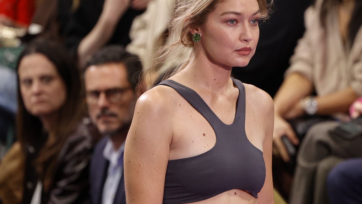 La super top Gigi Hadid in passerella a Parigi per la sfilata di Miu Miu primavera estate 2027 © Afp