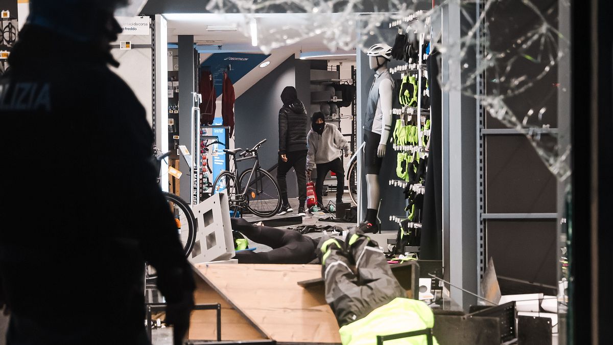 Alcuni giovani e giovanissimi saccheggiano un negozio in zona Cairoli, a Milano, dopo aver sfondato la vetrina © IPA