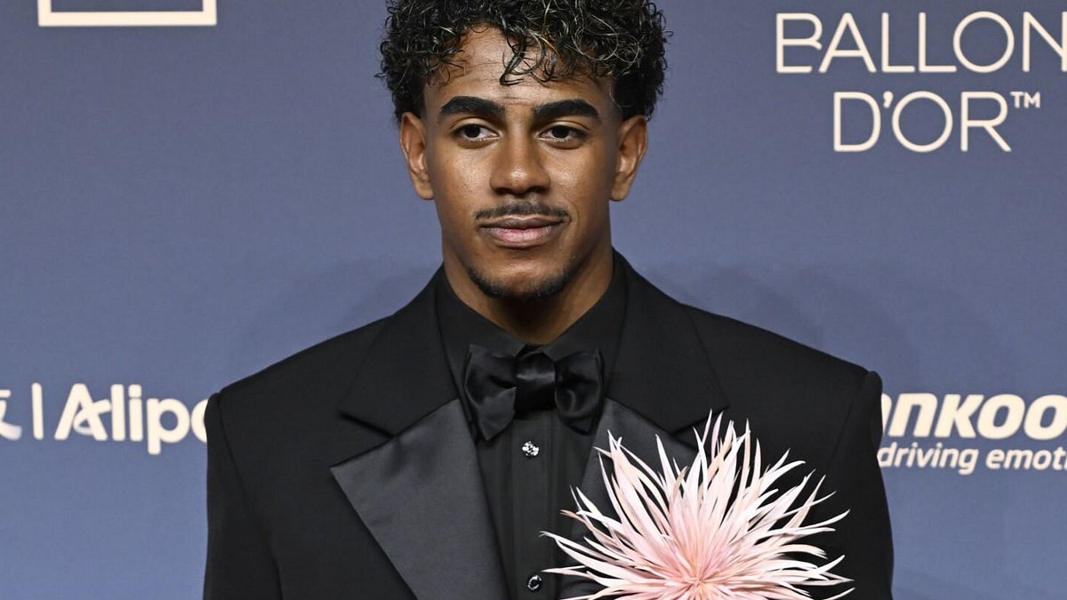Il look di Lamine Yamal per la cerimonia di assegnazione del Pallone d'Oro 2026 (copyright: Chanel) © Ufficio stampa
