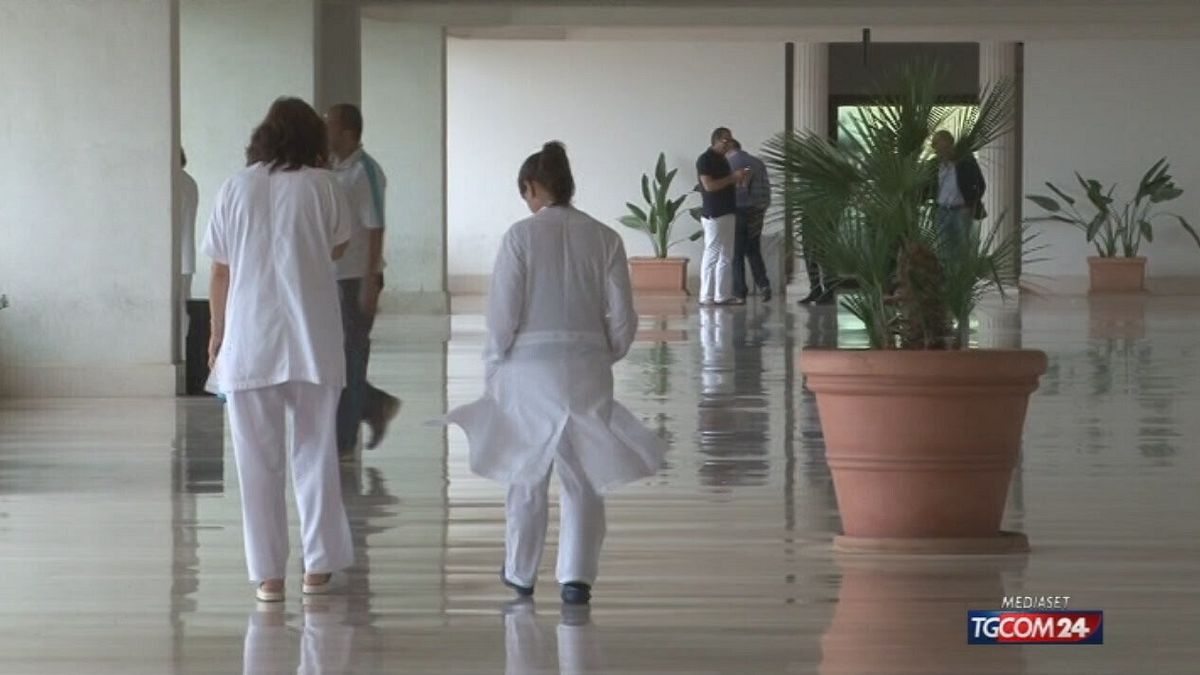 Nuove divise delle infermiere, è polemica: "Non siamo bambole sexy" © Da video