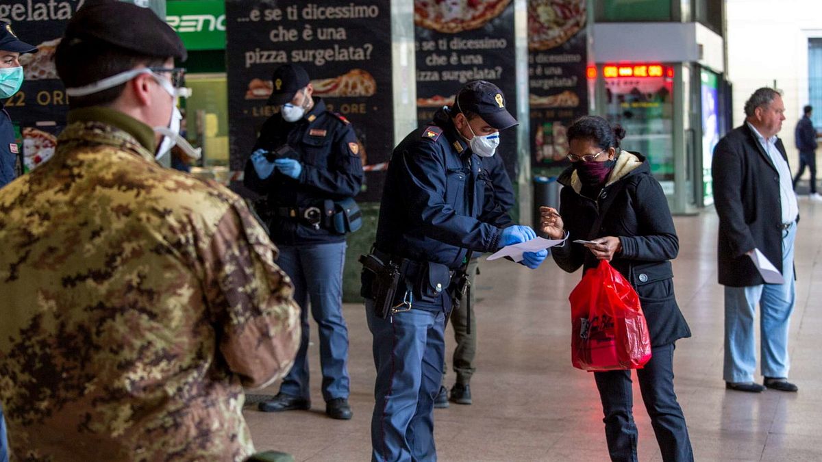 Controlli da parte delle forze dell'ordine a Milano-Cadorna. Ai passeggeri in partenza e in arrivo viene misurata la temperatura © IPA