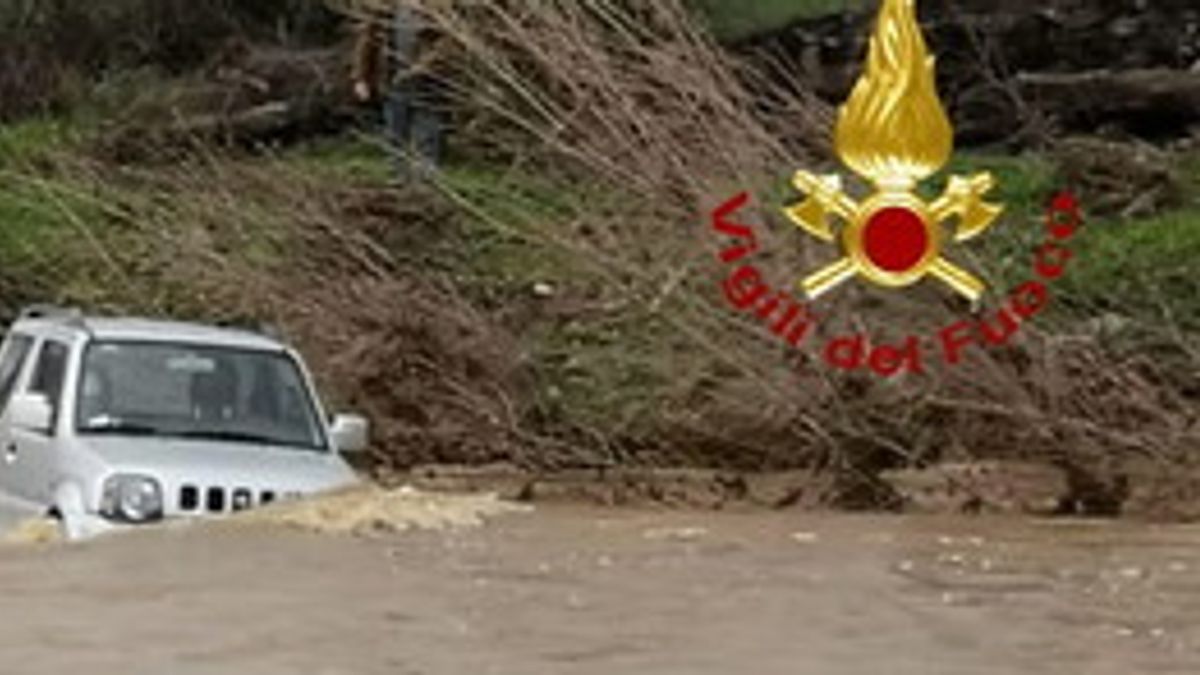  Grosseto, un'auto intrappolata nel torrente Maiano: due persone salvate dai vigili del fuoco © Ansa