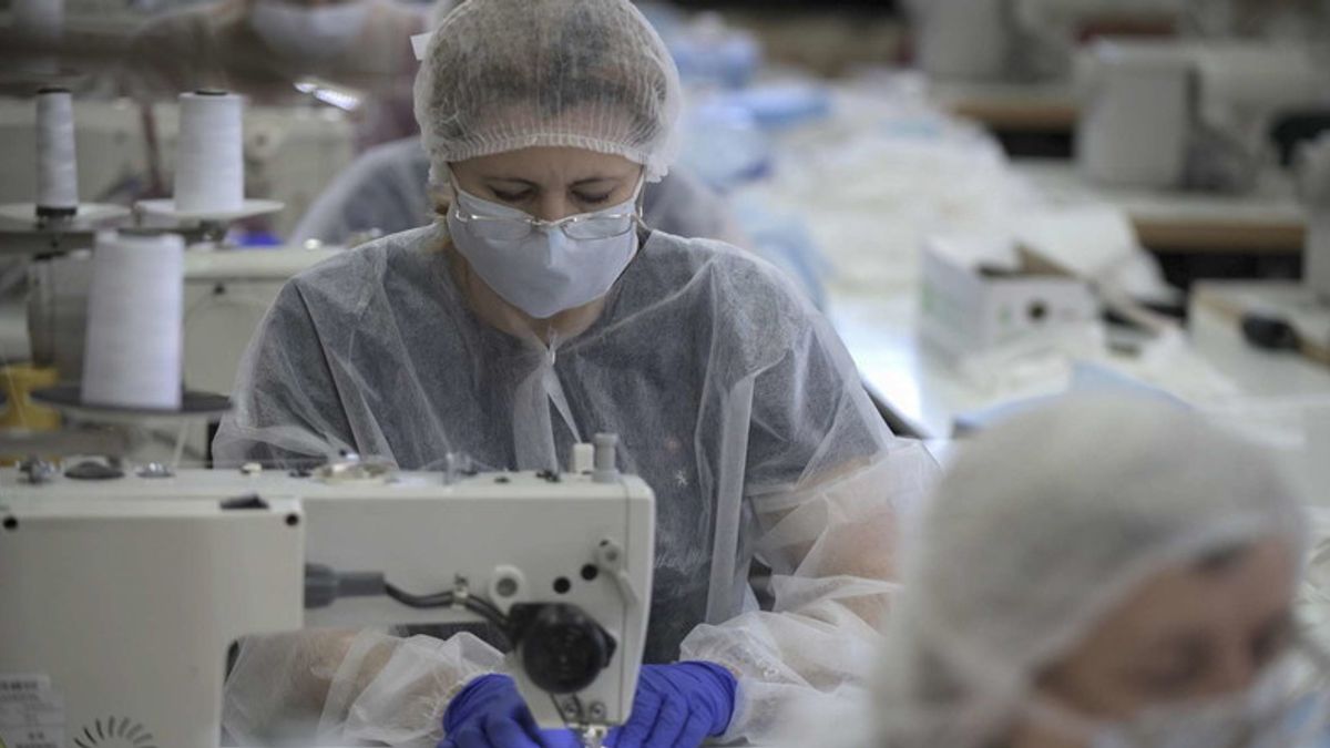 Operaie al lavoro in Ucraina 